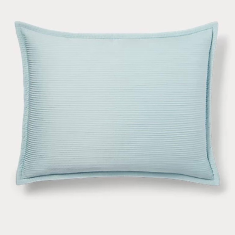 LAUREN RALPH LAUREN Standard Sham
Spencer Matalassé Blue Cornflower